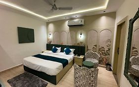 Divine Hotel